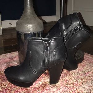 Women's Gianni Bini black ankle booties size 7.